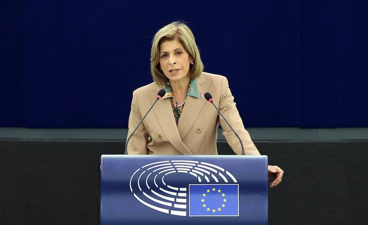 Uma mulher falando em um pódio com o logotipo do Parlamento Europeu durante uma sessão. - Olive Oil Times