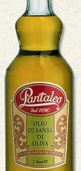 Bottiglia di olio d'oliva Pantaleo in vetro verde con etichetta decorativa e tappo rosso. - Olive Oil Times