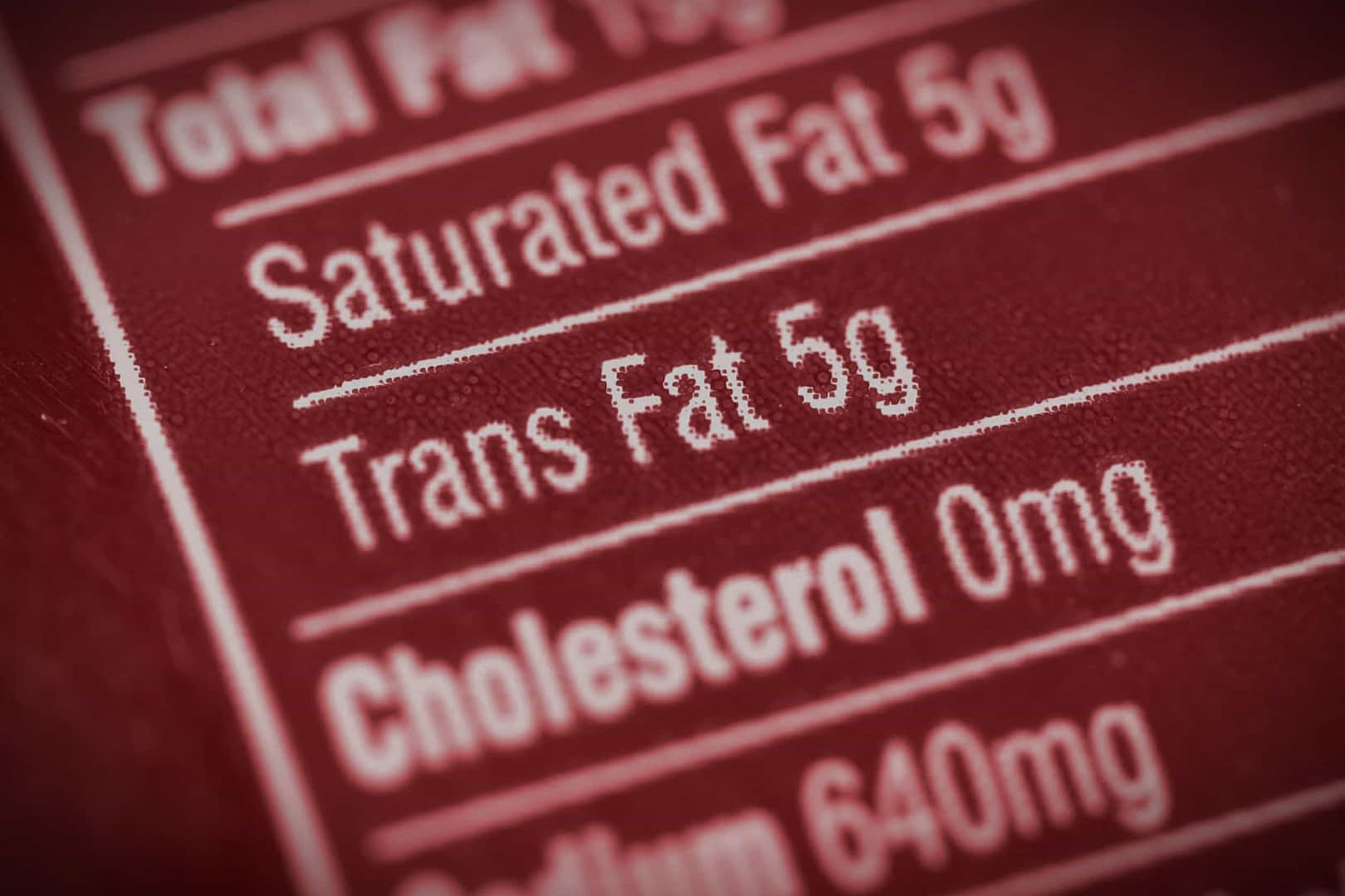 5 gr trans yağ içeriğini gösteren besin etiketinin yakın çekimi. - Olive Oil Times