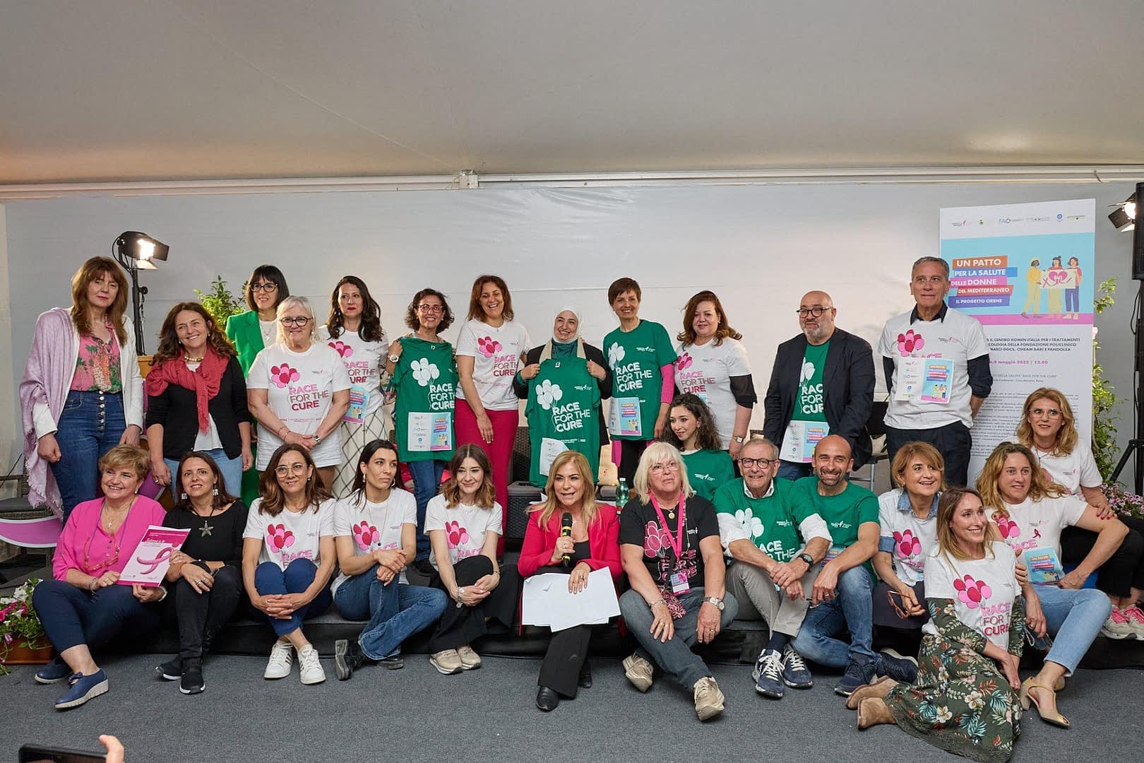 Un gruppo di persone posa insieme all'evento Race for the Cure a Roma, indossando magliette abbinate. - Olive Oil Times