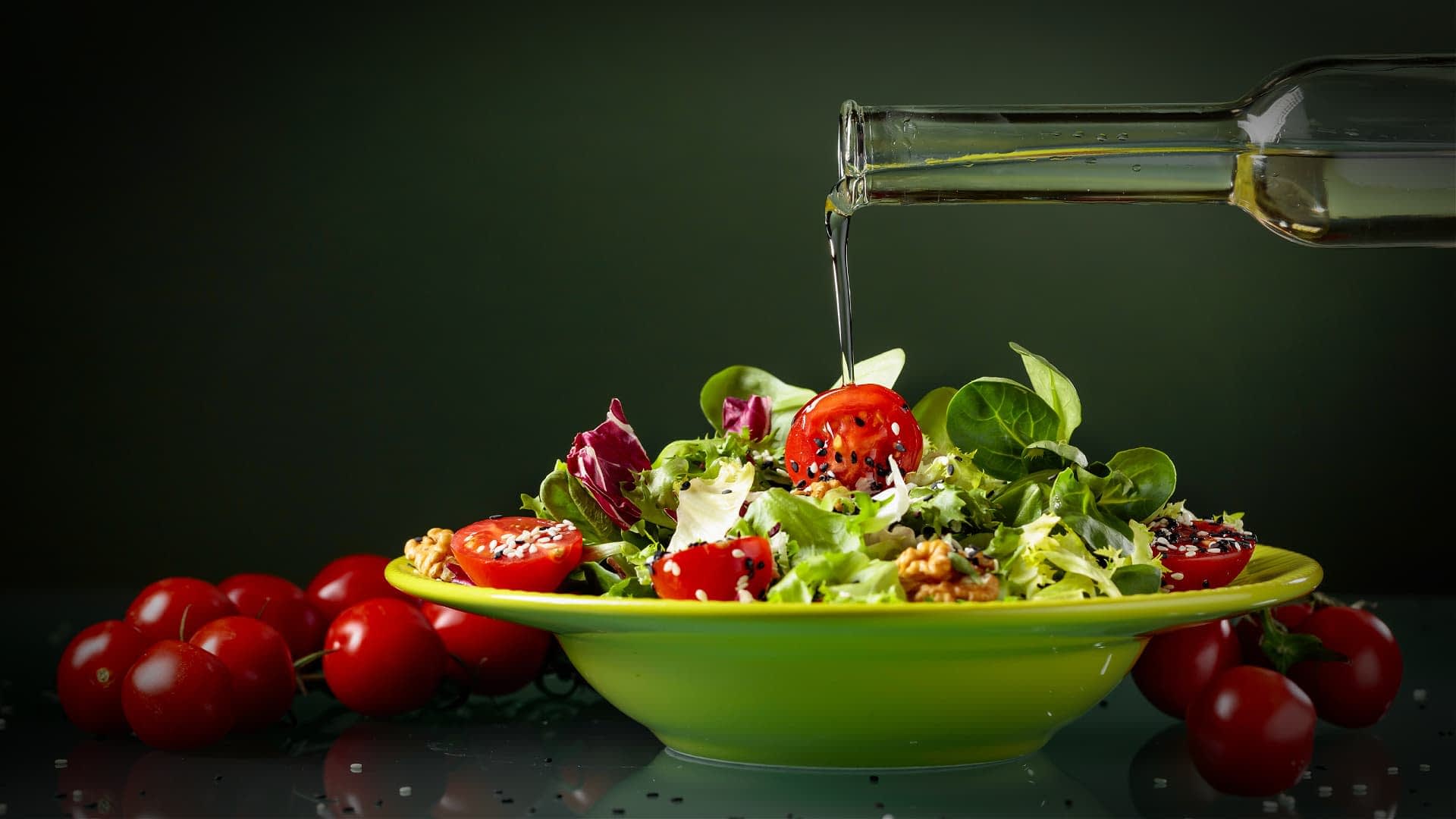 Zdjela miješane salate prelivena cherry rajčicama i maslinovim uljem. - Olive Oil Times
