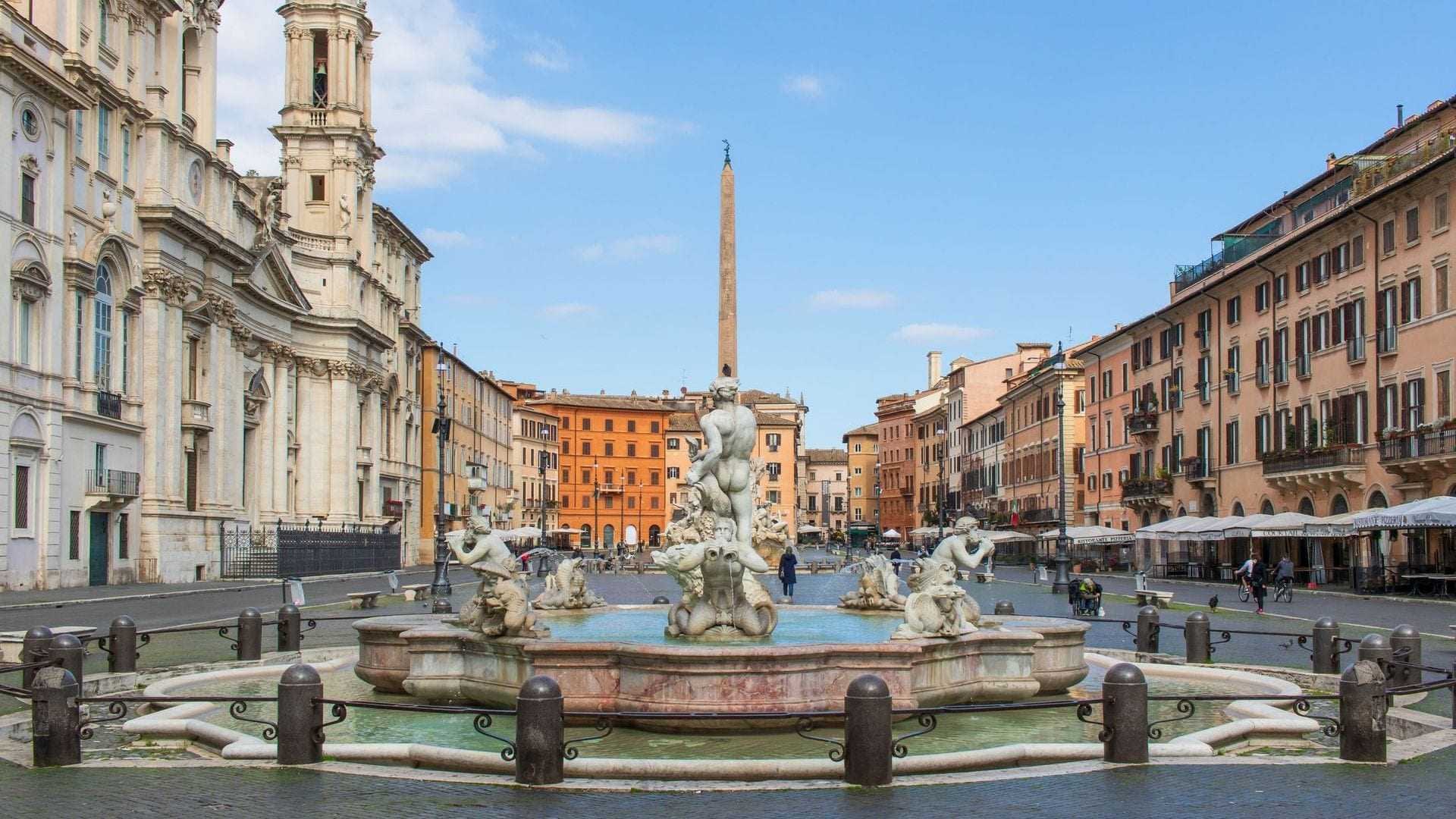 Fontana sa skulpturama i obeliskom u središtu trga Piazza Navona u Rimu. - Olive Oil Times
