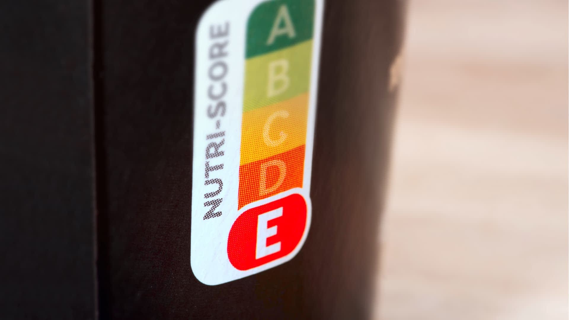 Etiqueta Nutri-Score que muestra una clasificación E en el envase de un producto. Olive Oil Times