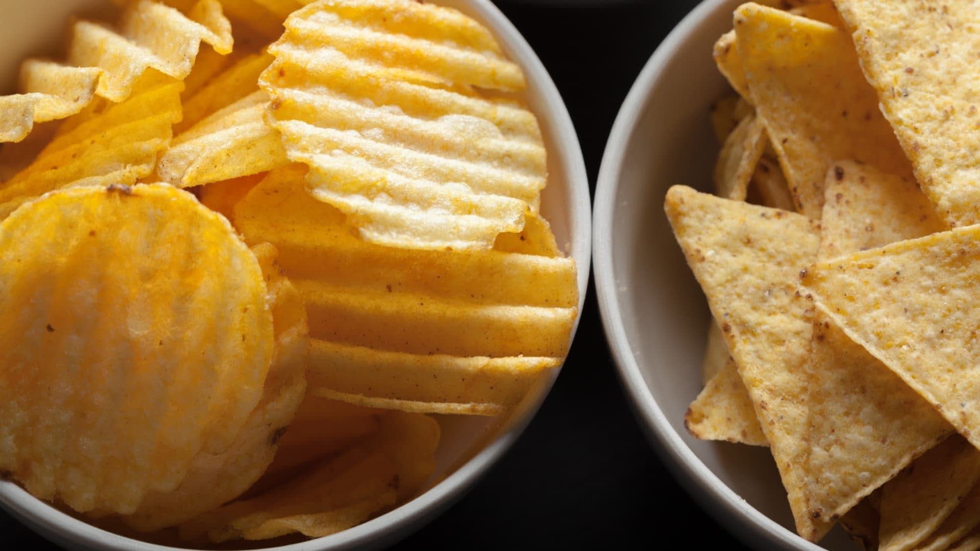 Dos tazones que contienen papas fritas y tortillas fritas colocadas una al lado de la otra. Olive Oil Times