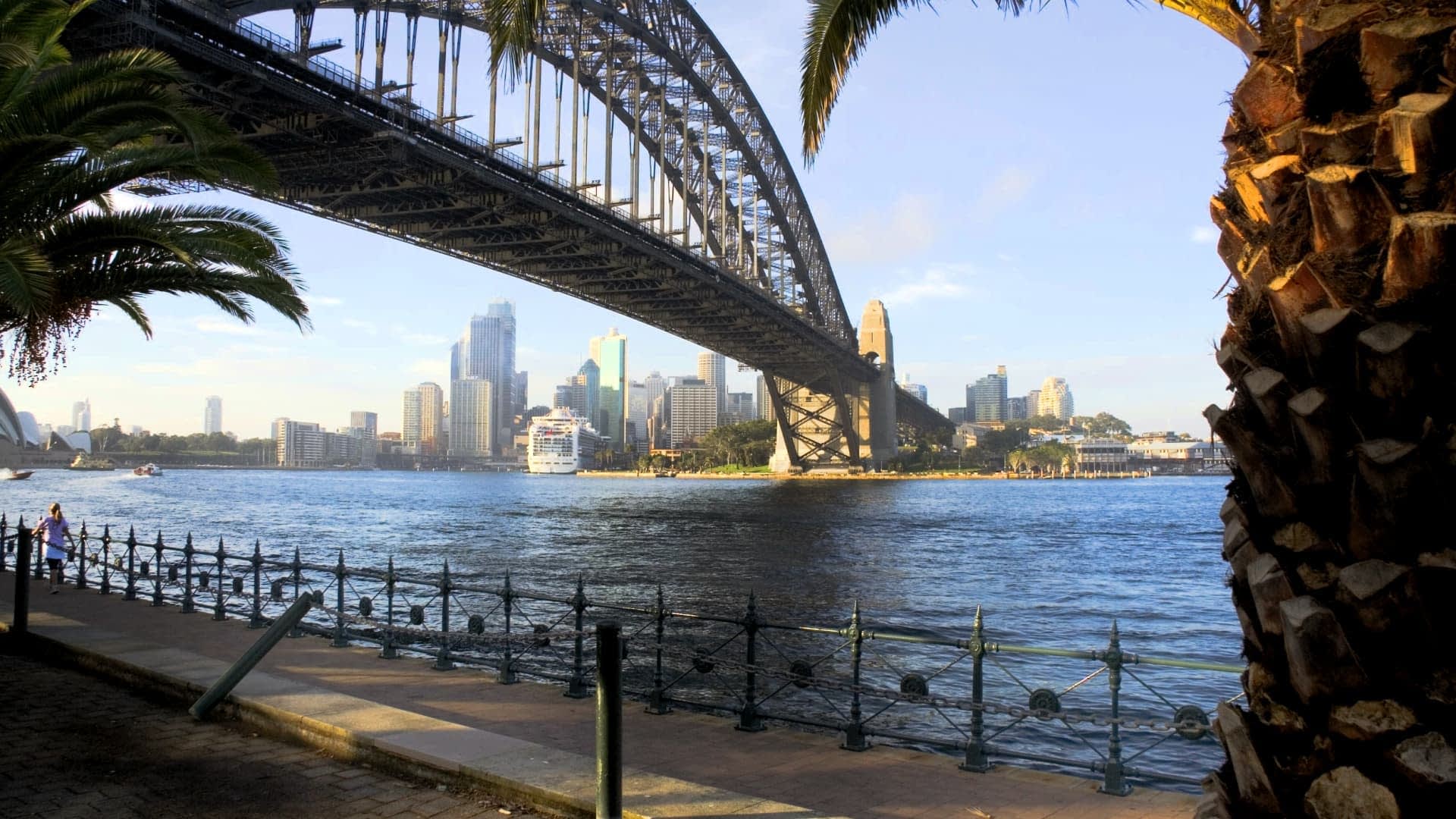 Il Sydney Harbour Bridge che attraversa l'acqua con lo skyline della città sullo sfondo. - Olive Oil Times
