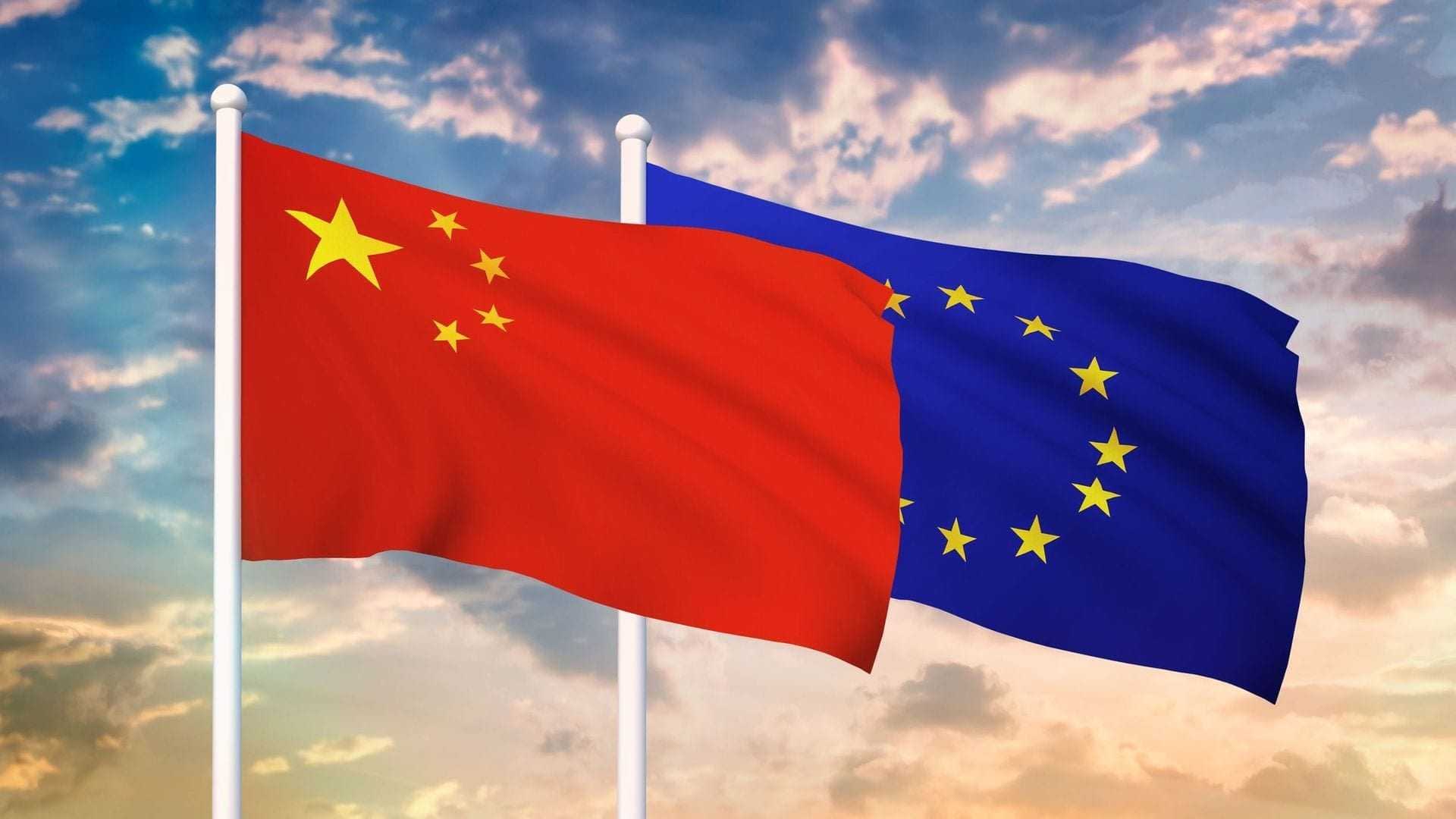 Прапор Китаю ліворуч і прапор Європейського Союзу праворуч, обидва майорять на тлі хмарного неба. - Olive Oil Times