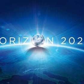 Λογότυπο του Horizon 2020 με εφέ Γης και φωτός σε μπλε φόντο. - Olive Oil Times