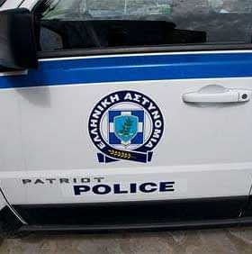 Seitenansicht eines griechischen Polizeifahrzeugs mit Polizeilogo und -text. – Olive Oil Times