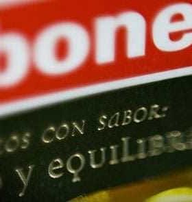Close-up of a food product label featuring the word 'bon' and descriptive text in Spanish. - Olive Oil Times