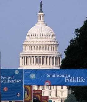 Zgradba Kapitola Združenih držav je delno vidna za transparenti festivala na festivalu Smithsonian Folklife. - Olive Oil Times