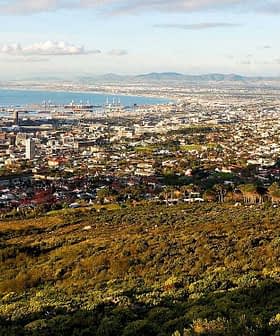 Vista aérea de Ciudad del Cabo con la costa y las montañas al fondo. - Olive Oil Times