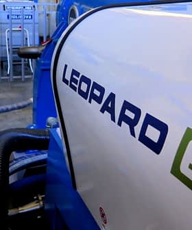 Visão em close de uma máquina industrial Leopard 6 com design azul e branco. - Olive Oil Times