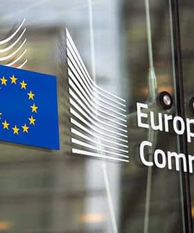 Señalización de la Comisión Europea con la bandera de la UE y el nombre de la organización. - Olive Oil Times