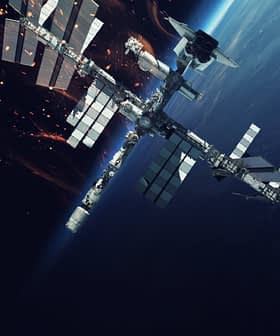 Международная космическая станция (МКС) на орбите Земли с выдвинутыми солнечными батареями. Olive Oil Times