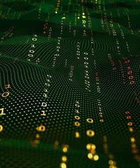 Abstracte weergave van groene binaire code met vloeiende patronen en getallen in een digitaal landschap. Olive Oil Times