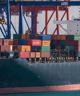 Porte-conteneurs nommé Gênes chargé de conteneurs d'expédition colorés dans un port. - Olive Oil Times