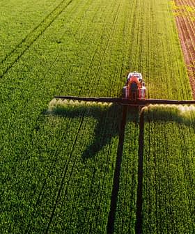 Vista aérea de um pulverizador agrícola aplicando tratamento em um campo verde. - Olive Oil Times