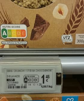 Productetiket voor 300g Crunchy Chocolate Snack in een supermarkt. - Olive Oil Times