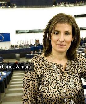 María Auxiliadora Correa Zamora posando en el hemiciclo del Parlamento Europeo con un top con estampado de leopardo. - Olive Oil Times
