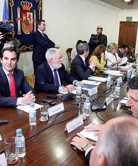 Μια ομάδα κυβερνητικών αξιωματούχων κάθονται γύρω από ένα τραπέζι συνεδριάσεων κατά τη διάρκεια μιας συνάντησης. - Olive Oil Times
