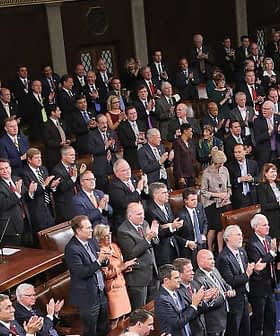 Miembros del Congreso de los Estados Unidos de pie y aplaudiendo durante una sesión en la Cámara de Representantes. Olive Oil Times