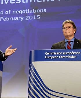 Zwei Beamte diskutieren auf einer Pressekonferenz über Handels- und Investitionsverhandlungen in Brüssel. - Olive Oil Times