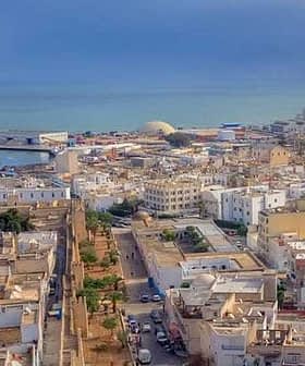 突尼斯苏塞的鸟瞰图，展示了建筑物和沿海地区。 - Olive Oil Times