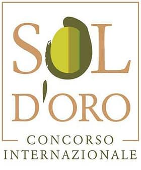Logo per il Concorso Oleario Internazionale Sol d'Oro raffigurante un'oliva e un testo. - Olive Oil Times
