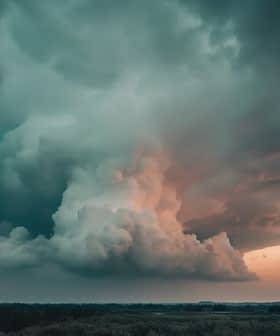 夕暮れ時の、灰色とオレンジ色の大きなうねりのある雲の形成。 - Olive Oil Times