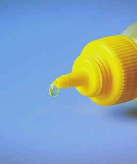 Gelbe Senfflasche aus Plastik mit gelbem Deckel und einem kleinen Tropfen Senf an der Spitze. - Olive Oil Times
