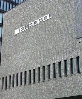 Vue extérieure du bâtiment du siège d'Europol présentant une conception architecturale moderne. - Olive Oil Times