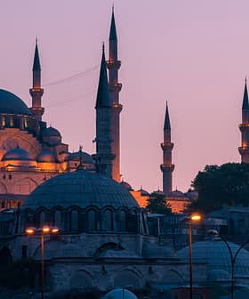 Pogled na džamiju u Istanbulu s više minareta u sumrak, osvijetljenu blagim svjetlom. - Olive Oil Times