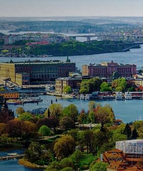 Vue aérienne de Stockholm présentant le paysage urbain, les voies navigables et la verdure au premier plan. - Olive Oil Times