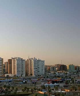 Vue panoramique de l'horizon de Tripoli avec des bâtiments modernes et un ciel clair. - Olive Oil Times