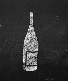 Ilustración de una botella de vinagre con la etiqueta 'Aceto' sobre fondo negro. - Olive Oil Times