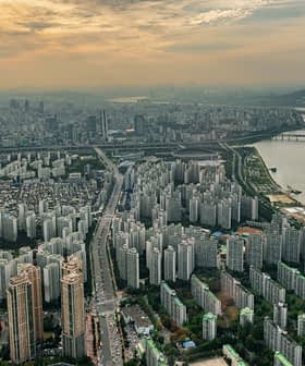 Vue aérienne de Séoul montrant des immeubles de grande hauteur et la rivière Han au coucher du soleil. - Olive Oil Times