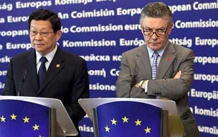 Deux hommes debout à des podiums lors d'une conférence de presse à la Commission européenne. - Olive Oil Times