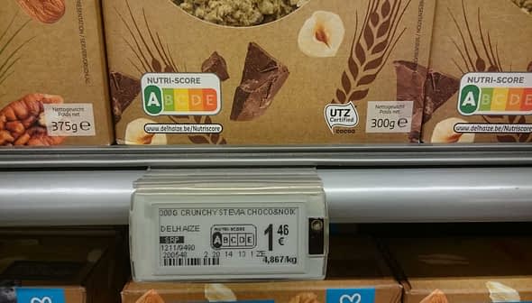 Label of Delhaize Crunchy Muesli Chocolate with nutritional information and price displayed. - Olive Oil Times