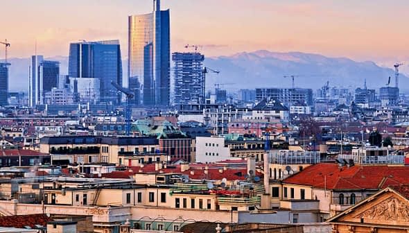 Panoramablick auf Mailand mit modernen Wolkenkratzern und traditionellen Gebäuden unter einem Sonnenuntergangshimmel. - Olive Oil Times