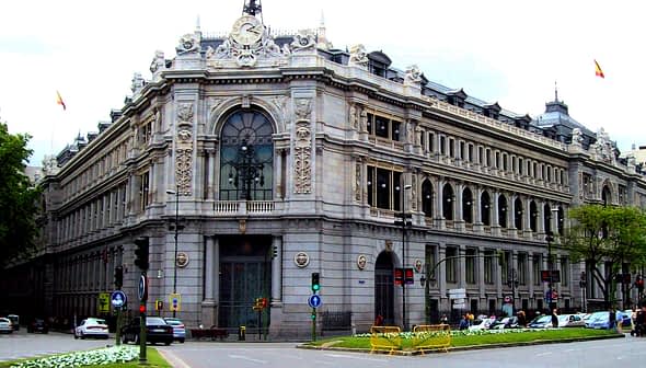 Madrid'de, cephesinde saat bulunan ve mimari açıdan gösterişli detaylara sahip büyük bir tarihi bina. - Olive Oil Times