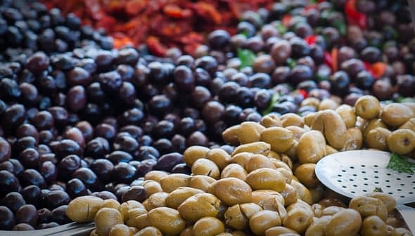 बाज़ार में हरे और काले जैतून का प्रदर्शन। - Olive Oil Times