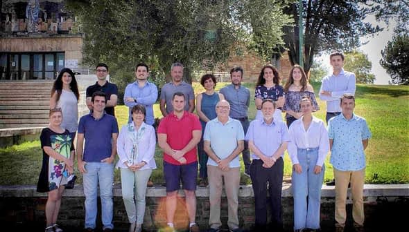 Fotografía grupal en la que aparecen miembros de UCOLIVO haciendo fila al aire libre. Olive Oil Times