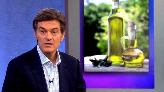 El Dr. Oz hablando con botellas de aceite de oliva exhibidas en el fondo durante un segmento televisivo. Olive Oil Times