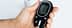 Persona que sostiene un medidor de glucosa en sangre que muestra una lectura de 5.9 mmol/L. - Olive Oil Times