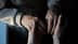 La mano de una persona mayor sosteniendo la mano de una persona más joven, mostrando una conexión entre generaciones. Olive Oil Times