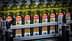 Fileiras de garrafas de azeite Carbonell em uma linha de produção em uma fábrica. - Olive Oil Times