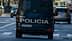 Pogled od zadaj na policijski kombi z napisom "Policia" na zadnji strani, ki vozi po mestni ulici. - Olive Oil Times