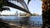 雪梨港灣大橋橫跨水面，背景是城市天際線。 - Olive Oil Times