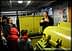 Un homme explique la production d'huile d'olive à un groupe de personnes dans un moulin. Olive Oil Times
