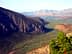 Vista panorâmica do olival de Amfissa com montanhas ao fundo. - Olive Oil Times